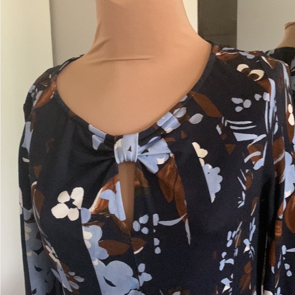 ST. JOHN FLORAL PRINT BLOUSE WITH KEY HOLE CUT OUT IN FRONT. SIZE SMALL - Picture 2 of 6